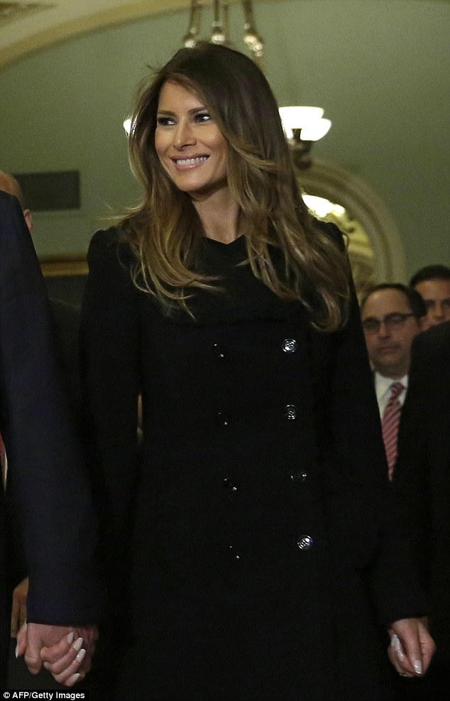 Trong lần đầu tiên đến Nhà Trắng, bà Melania chọn cho mình một chiếc váy màu đen kín đáo và đi giày cao gót của thương hiệu Christian Louboutin. (Ảnh: AFP)