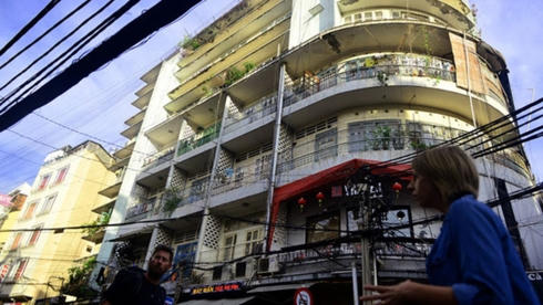 Chung cư 155 – 157 Bùi Viện ở cấp độ D – cấp hư hỏng nặng phải di dời dân. (ảnh Kiến Thức).