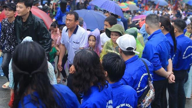 Đến giờ vào lễ, du khách được lực lượng an ninh và sinh viên tình nguyện tận tâm hướng dẫn để di chuyển an toàn
