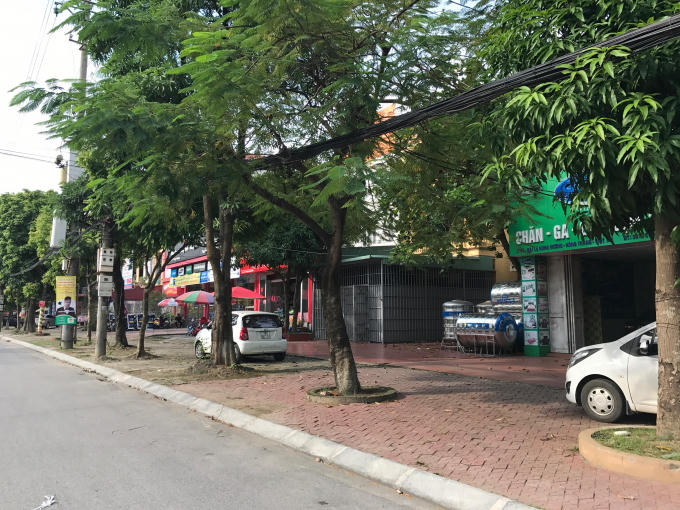 Đường Hùng Vương đoạn tổ 15C, khu 2B có vỉa hè rộng 6m.