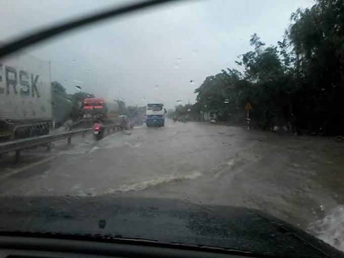 Do mực nước lên nhanh nên đã khiến Quốc lộ 1A có đoạn bị ngập sâu hơn 0,5m.