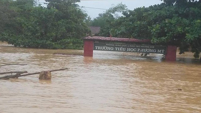 Xã Phương Điền, Phương Mỹ của huyện Hương Khê bị cô lập hoàn toàn, nhiều nơi nước ngập 4 - 5m. Cổng trường học ngập chỉ còn nhô lên một chút biển tên trường. Ảnh nguồn Dân Trí.