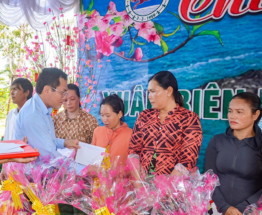 Ông Ngô Vũ Thăng – Phó Chủ tịch UBND tỉnh Cà Mau trao quà Tết cho các gia đình chính sách, người dân có hoàn cảnh khó khăn trên địa bàn (Ảnh: Báo và Phát thanh – Truyền hình Cà Mau).