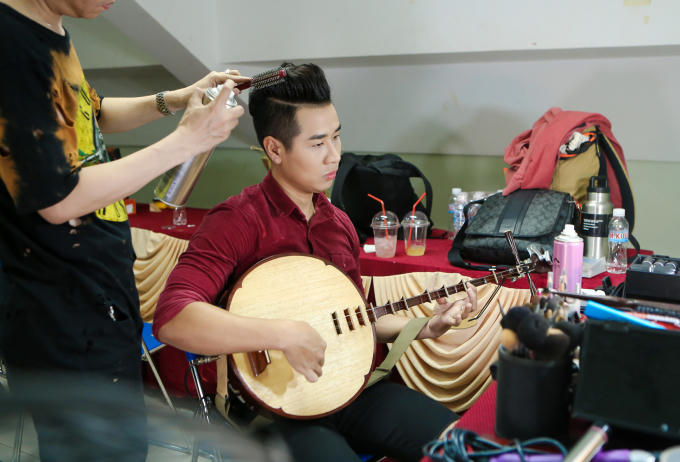 Nguyên Khang cho biết anh rất vất vả vì chỉ có 3 tuần để học thêm một nhạc cụ mới - đàn nhị, và tập thuần thục đàn nguyệt.