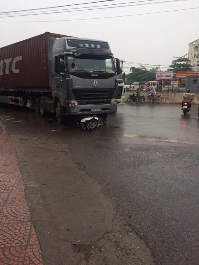 Sáng ngày 29/4, xe tải cuốn gọn xe máy vào gầm.