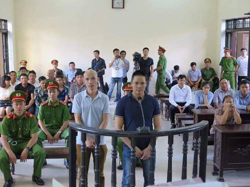 Trần Anh Thuận (trái) và Nguyễn Trọng Phương trước vành móng ngựa trong phiên tòa sơ thẩm. (Ảnh: báo Người lao động)