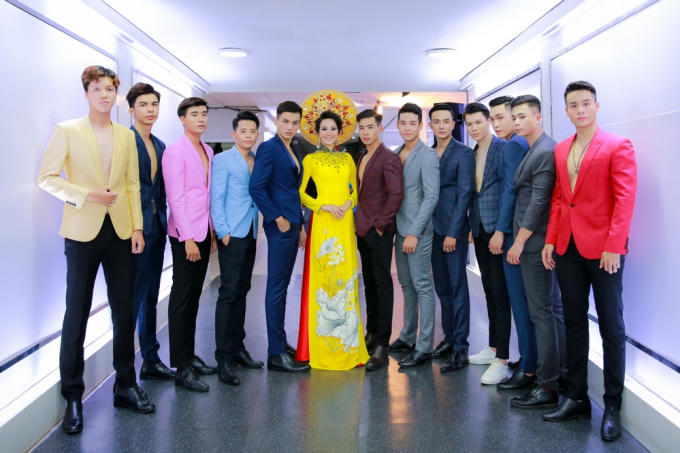 Thần thái và chuyên nghiệp, Á hậu Dương Yến Phi tỏa sáng với vai trò vedette cho NTK Nguyễn Tuấn