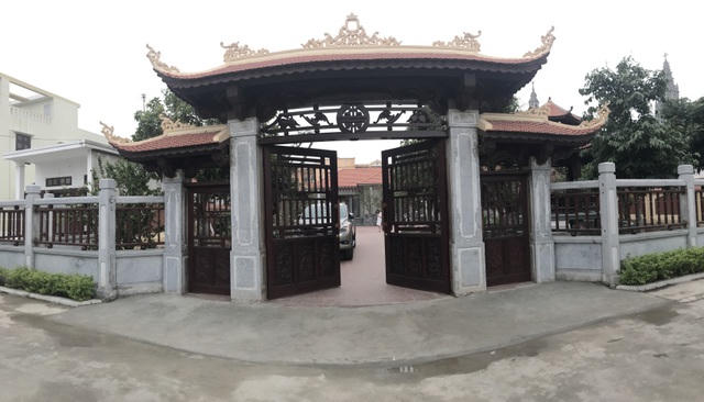 Hệ thống cổng nhà, tường đá được xây dựng lại cho chắc chắn. “Đây là ngôi nhà đã gắn bó, lưu giữ nhiều kỷ niệm và chứng kiến sự trưởng thành của các thành viên trong gia đình. Vì thế gia đình tôi muốn lưu giữ bằng mọi giá, đây cũng là cách để lại cho thế hệ sau biết và hiểu hơn về truyền thống gia đình”, anh Hải nói. 