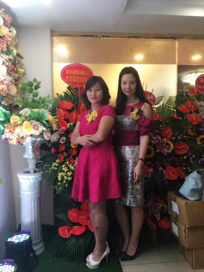 Khách mời tham dự lễ khai trương.