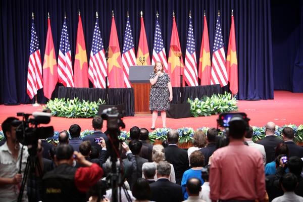 Ca sĩ Mỹ gốc Việt hát quốc ca Mỹ. (Ảnh: Dân trí)