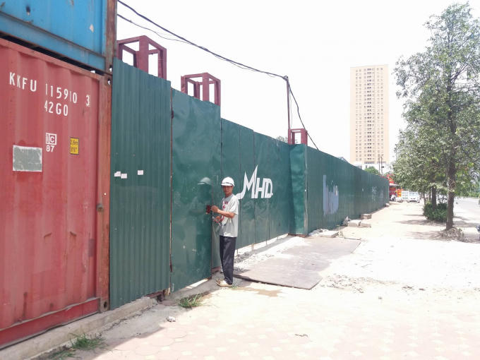 Hiện công trình đã đóng kín cửa, chỉ có bảo vệ ra vào trông coi tại dự án.