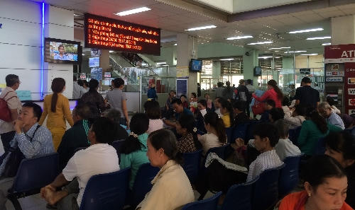 Các bệnh viện tuyến trên tại TP HCM luôn trong tình trạng đông đúc, quá tải. (Ảnh: Lê Phương)