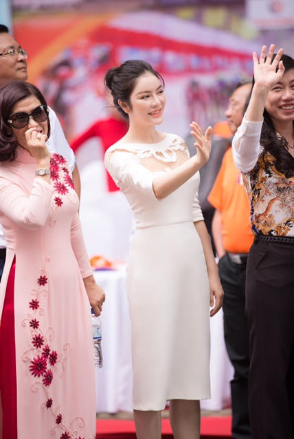 L&yacute; Nh&atilde; Kỳ rạng rỡ trao giải đua xe đạp C&uacute;p truyền h&igrave;nh TP HCM