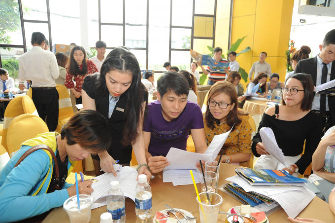 Nhiều khách hàng đã đến để tiến hành ký hợp đồng mua căn hộ tại dự án Him Lam Phú An