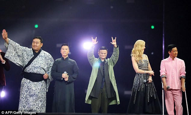 Jack Ma (giữa) xuất hiện tại một sự kiện quảng bá cho “Công Thủ Đạo” bên cạnh các diễn viên của phim, gồm cựu võ sĩ sumo người Mông Cổ - Dagvadorj Dolgorsurengiin (ngoài cùng bên trái), nam diễn viên Chân Tử Đan (thứ hai từ trái sang), nữ diễn viên người Úc Nicole Kidman và nam diễn viên Ngô Kinh.