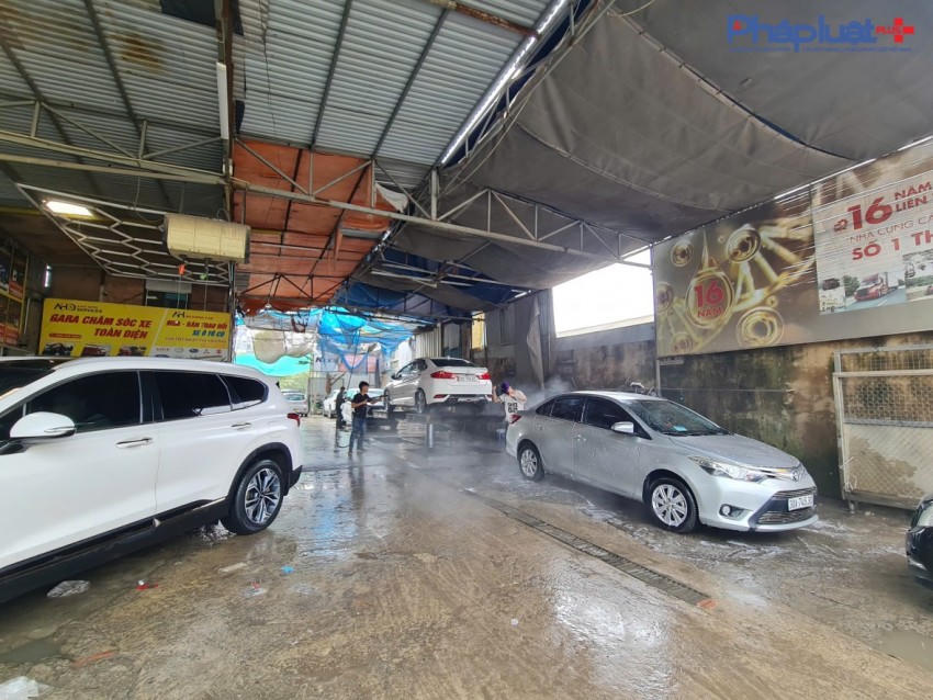 Đội ngũ rửa xe hoạt động hết công suất.