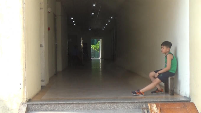 Không có phòng sinh hoạt cộng đồng, 1 số hộ dân cho biết họ phải sử dụng hành lang mỗi khi hội họp, Lễ Tết