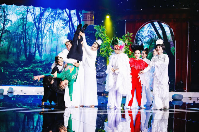 Thót tim kiều nữ Làng Hài Mở Hội nhai than, nuốt kiếm mưu sinh