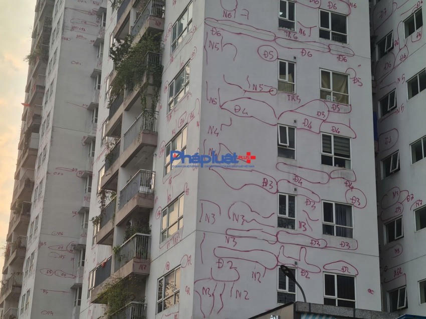 Hai toà CT2 và CT2B giáp mặt đường Trịnh Văn Bô với nhiều hình vẽ, ký tự kỳ lạ thu hút sự chú ý của nhiều người khi lưu thông qua tuyến đường này.