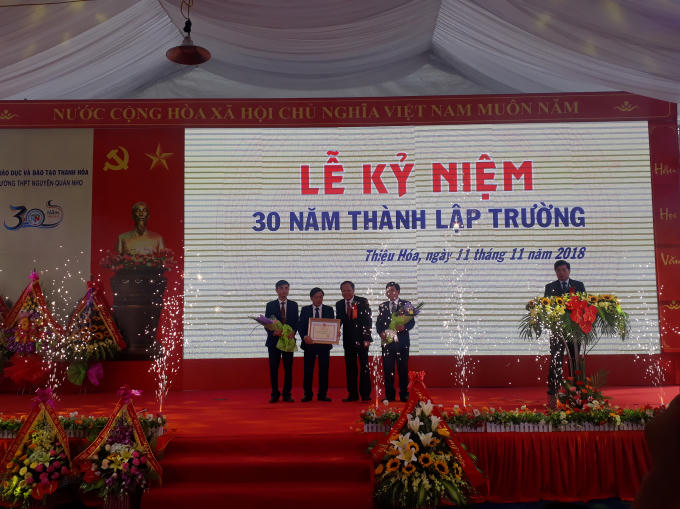 Niềm vui của Thầy Đỗ Thuận Tuấn (Hiệu trưởng) và thầy Vũ Đình Nguyệt (Hiệu phó) khi nhận bằng khen của Bộ Giáo dục và đào tạo.