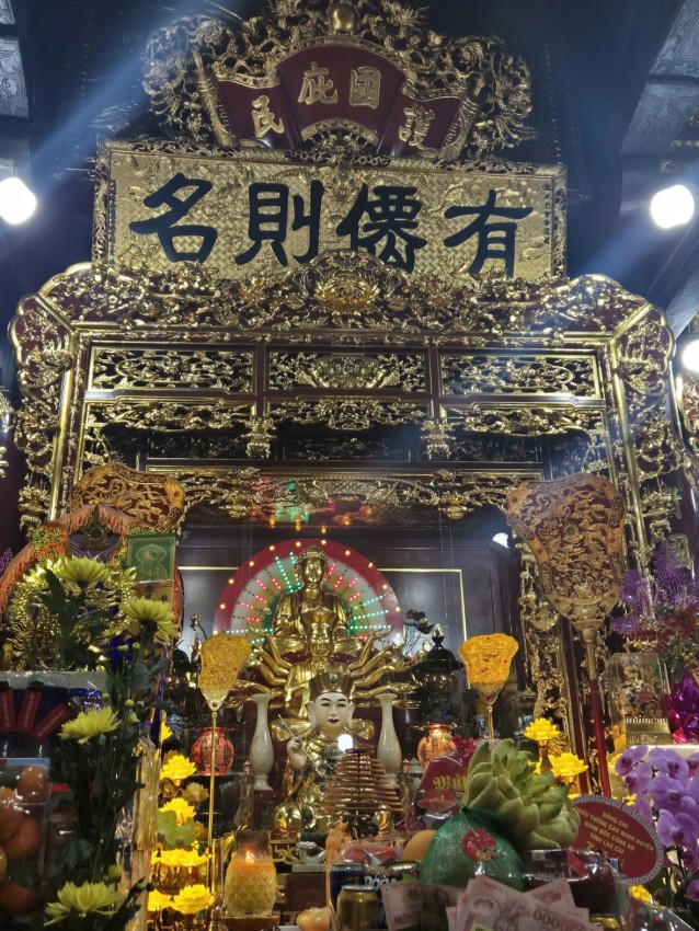 Quan Hoàng Bảy ở phía bên trong cung cấm uy nghiêm, có người của ban quản lý đền canh gác.