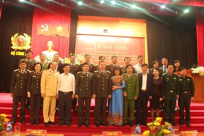 Các đại biểu tham dự Lễ mít tinh chụp ảnh lưu niệm.