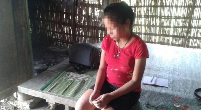 Cháu H. lầm lì, ít nói kể từ khi gia đình biết sự việc con gái mình bị hàng xóm hiếp dâm.