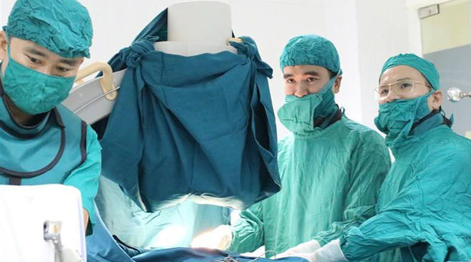 Bác sĩ đang phẫu thuật đặt máy tạo nhịp tim vĩnh viễn cho bệnh nhân. Ảnh: Bệnh viện cung cấp.