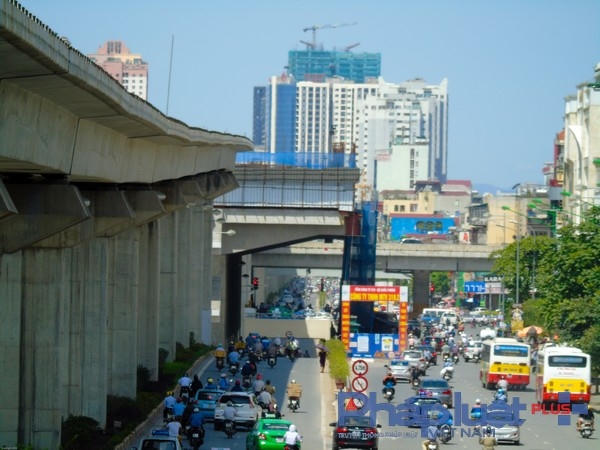 Nhà ga Vành Đai 3 vẫn còn rất sơ sài do thi công trùng với dự án đường hầm chui Thanh Xuân nên gặp nhiều trở ngại.