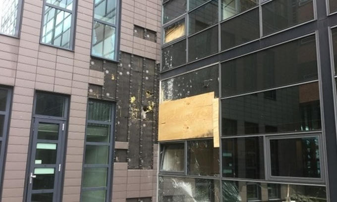 Một phần tòa nhà bị hỏng nặng do trúng quả đạn chống tăng đêm 21.6.