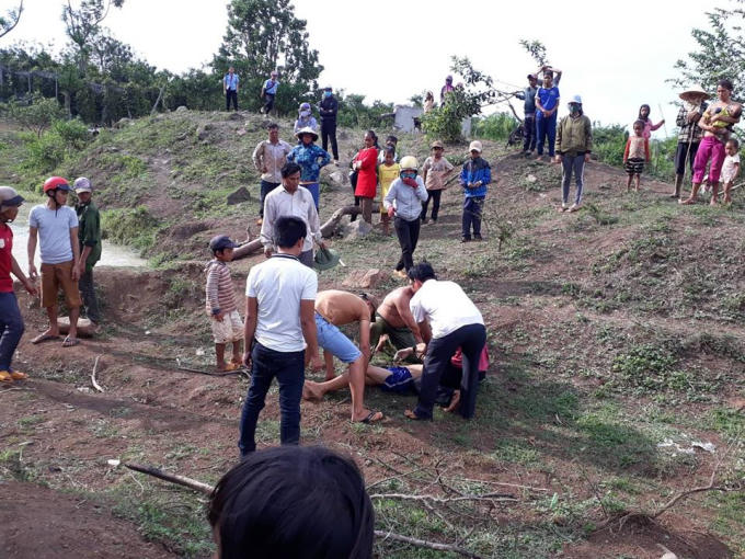 Học sinh xấu số được đưa lên bờ.