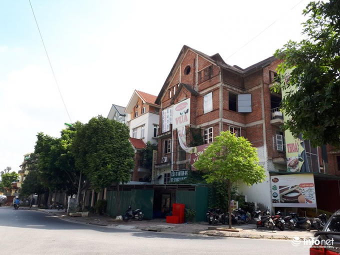 Tại khu đô thị Trung Văn (Nam Từ Liêm, Hà Nội) nhiều căn biệt thự vẫn trong tình trạng "cởi trần" như thế này và được sử dụng kinh doanh hàng quán.... thay vì ở.