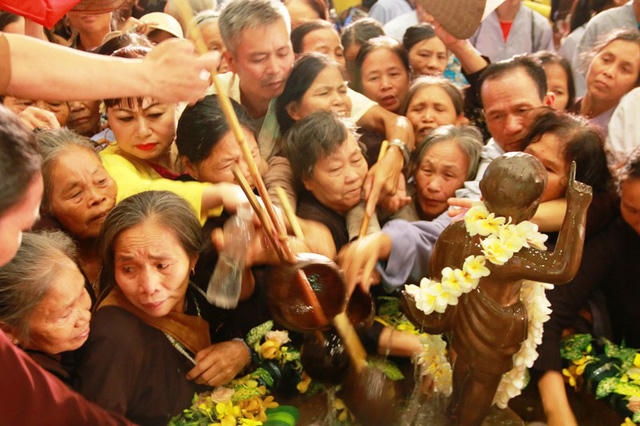 Cảnh hỗn loạn xảy ra khiến nhiều người "ngộp thở" giữa "biển người", muốn đi ra cũng không được mà đi vào cũng chẳng xong.