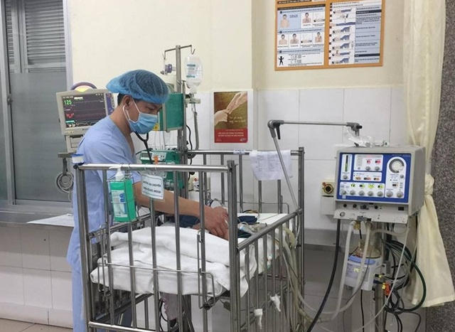 Cả 3 bệnh nhi đều mới hơn 1 tháng tuổi, đã được các bác sĩ phẫu thuật lấy máu tụ. Ảnh: BVCC