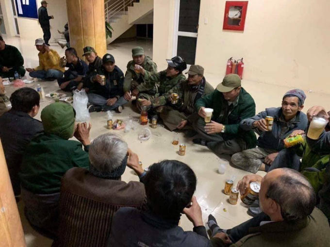 &nbsp;'Thương binh' ngồi ăn uống ở trụ sở VFF.