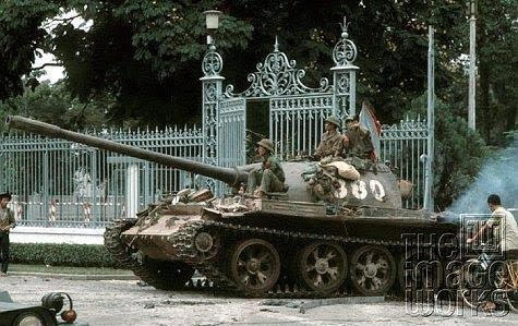 Xe tăng 380 tiến vào Dinh Độc lập (ảnh tư liệu).