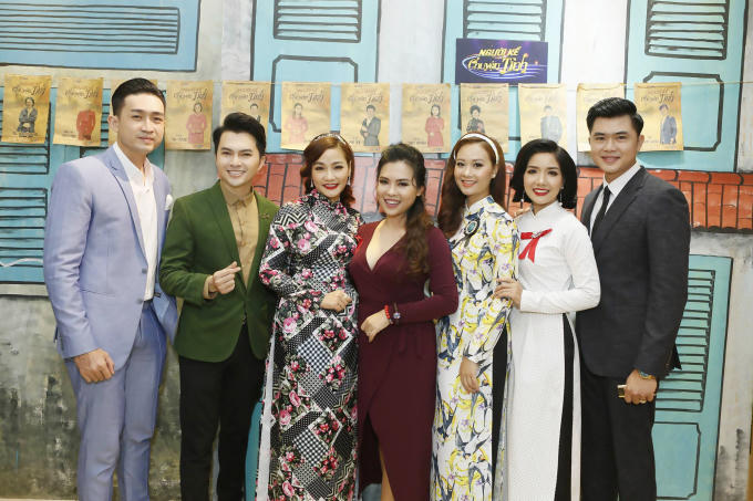 6 thí sinh cùng đạo diễn Huỳnh PHúc Thanh Nhân.