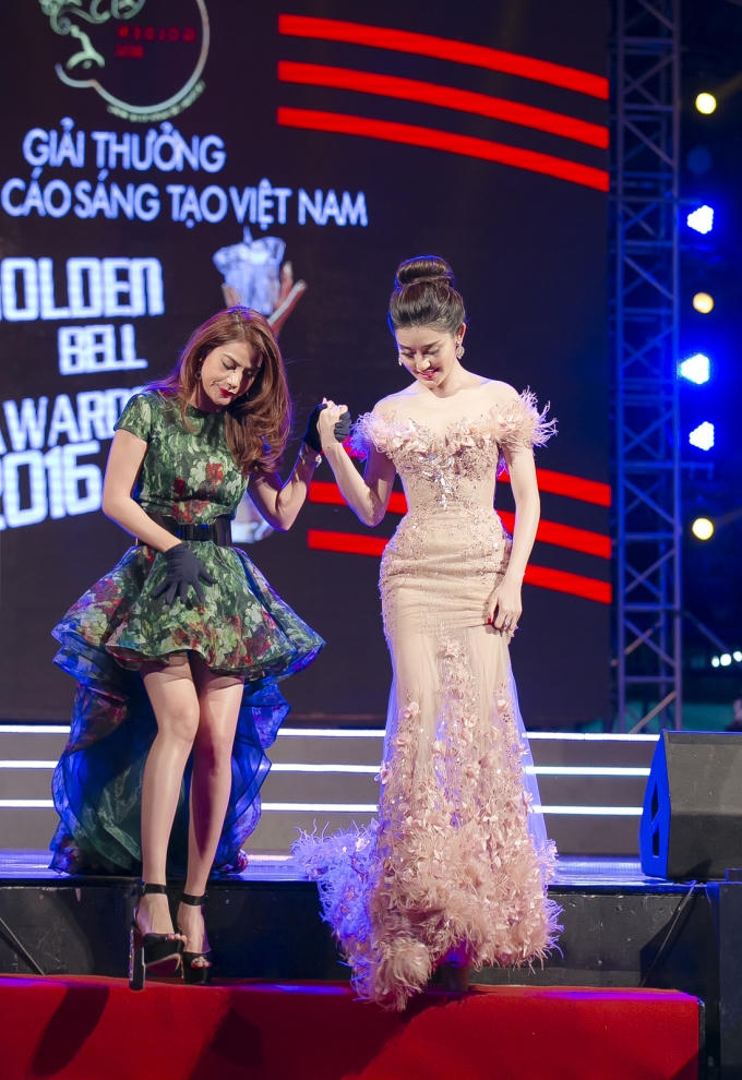 Người đẹp còn có cơ hội xuất hiện trên sân khấu cùng diễn viên Trương Ngọc Ánh trong một phần công bố giải thưởng. Sự xuất hiện của bộ đôi nhan sắc trở thành điểm nhấn đặc biệt trong chương trình. Sau khi kết thúc nhiệm vụ, cả hai cùng bước xuống sân khấu. Tuy nhiên, do khoảng cách bậc thang khá cao, Huyền My lễ phép nắm tay diễn viên Trương Ngọc Ánh để cả hai dìu nhau trở về chỗ ngồi.