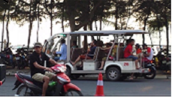 Xe vận chuyển khách chạy khắp khu du lịch.