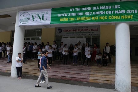 Từ hơn 6h sáng ngày 5/5, hàng chục ngàn thí sinh đã cùng đổ dồn về trường ĐH Quốc gia Hà Nội để tham dự kỳ thi Đánh giá năng lực.