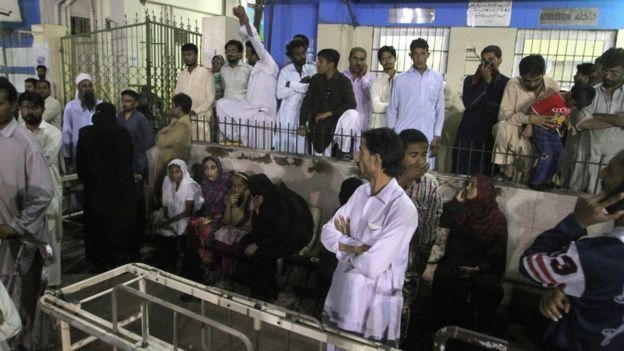 Ông Nawaz Ali, người trông coi đền cho biết sở dĩ nhiều người thương vong sau vụ tấn công là do: “Mỗi ngày, khi hoàng hôn xuống chúng tôi đều tổ chức dhamaal (tên của một điệu múa thờ cúng) và có rất nhiều người đến tham dự”. (Ảnh: AP)