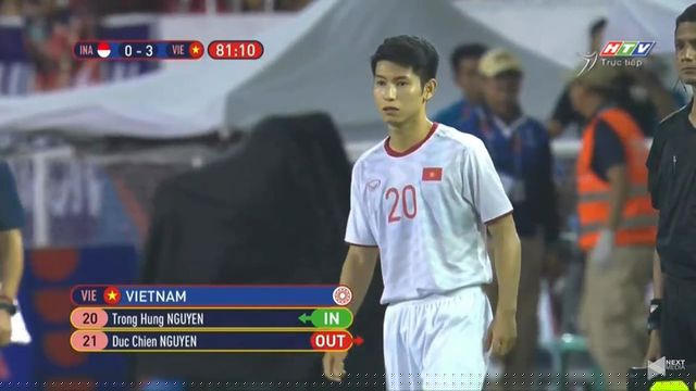 Trọng Hùng được yêu mến khi vào sân thi đấu trận chung kết bóng đá nam SEA Games 30