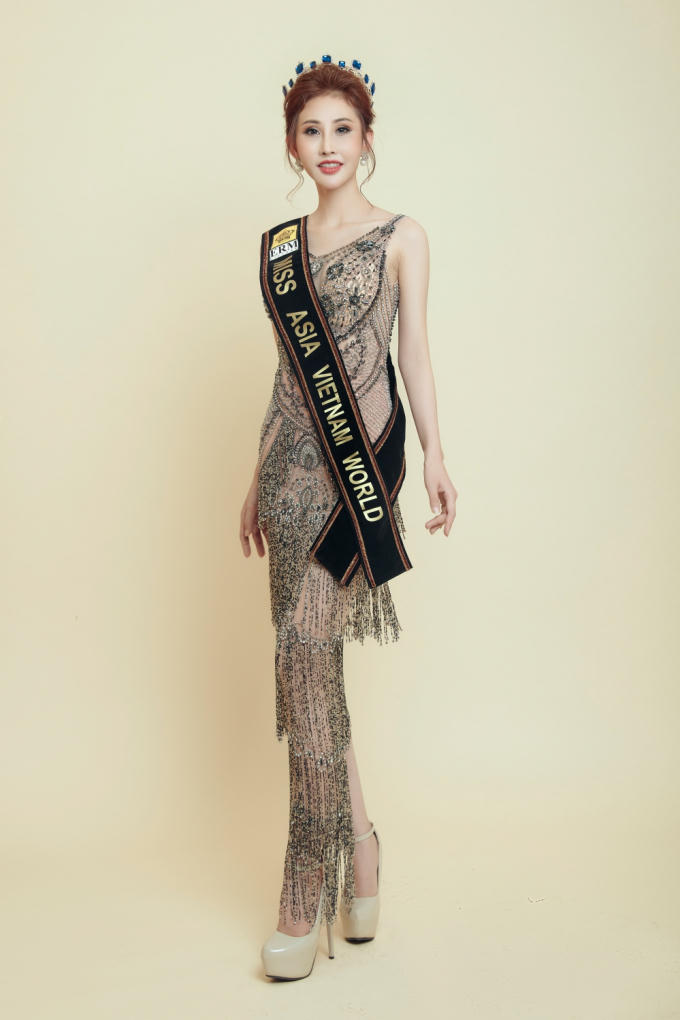 Chi Nguyễn trở nên quyến rũ và thu hút hơn bao giờ hết khi mặc bộ trang phục được điểm xuyến những họa tiết ngọc trai, pha lê tỉ mẩn.