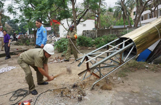 Lực lượng chức năng cưỡng chế tháo dỡ một biển quảng cáo khủng.