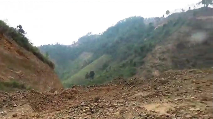 Khu vực mà người dân phản ánh đơn vị thi công đã đổ phế thải trực tiếp xuống khe suối.