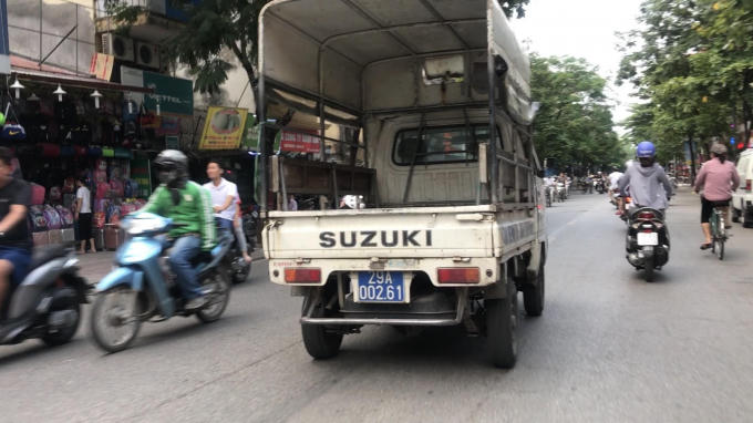 Hình ảnh xe biển xanh thuộc UBND phường Ngọc Lâm hết hạn đăng kiểm vô tư diễu phố