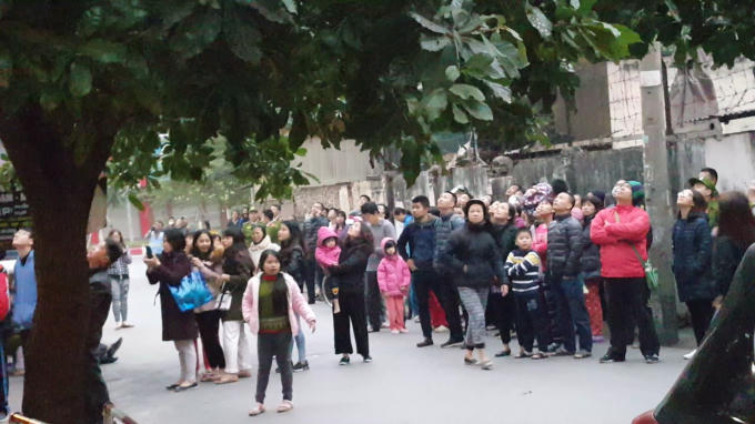 Tất cả cư dân sinh sống trong tòa nhà đều chạy xuống mặt đất khi nghe thông báo cháy.