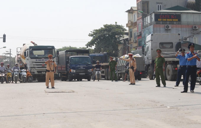 Tình trạng kẹt cứng không thể di chuyển diễn ra gần gần 1 giờ đồng hồ. Cho tới khi lực lượng CSGT, Thanh tra giao thông, công an phường sở tại phân luồng, điều tiết giao thông các phương tiện mới có thể di chuyển chậm rãi.