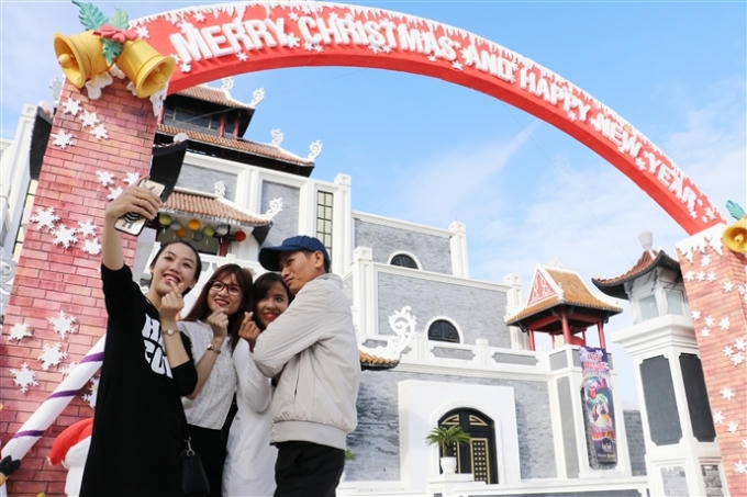 Ngay từ cổng vào sắc đỏ và xanh lá cây đặc trưng mùa Noel đã lộng lẫy bao trùm lên toàn bộ khung cảnh rộng lớn của công viên.