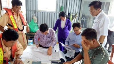 Kiểm tra các phương tiện khai thác cát trên sông Hậu.